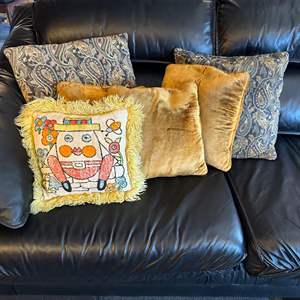 Lot #105 - Throw pillows 