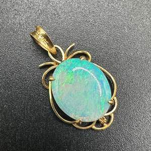 Lot #125 - 6c opal and 14 karat gold pendant (1.7g)