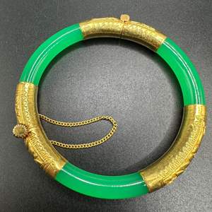 Lot #128 - 22 karat gold bangle with plastic jade (20g)