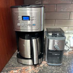 Lot #35 - Coffee maker with grinder