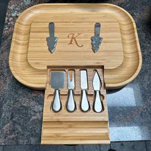 Lot #40 - cheese board with knives