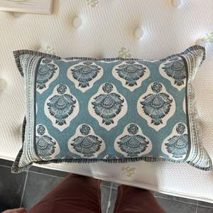 Lot #86 - Quality decor pillow