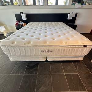 Lot #89 - Fantastic Saint Regis Cal King mattress with boxspring and rails