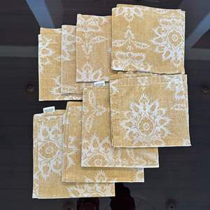 Lot #122 - Pottery Barn 8 Linen Napkins