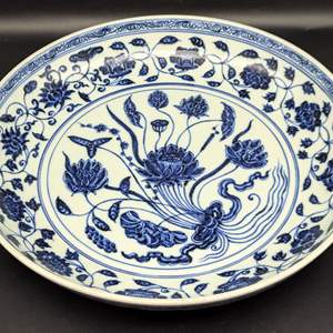 Lot #46 - A LARGE BLUE AND WHITE ‘LOTUS BOUQUET’ DISH