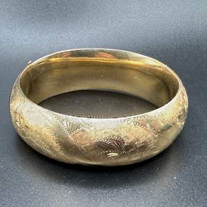 Lot #148 - 14k gold hinged bangle (33.2g)