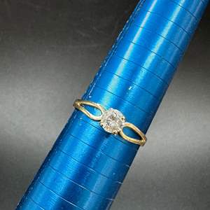 Lot #154 - 10k gold ring with synthetic stone (1.3g)