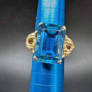 Lot #158 - 14k gold ring with 5c topaz (4.1g)