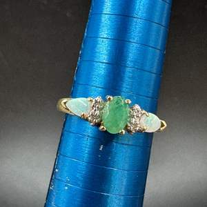 Lot #164 - 10k gold ring with Jade and Opal‘s (1.7g)