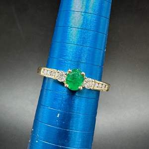 Lot #167 - 14k gold ring with .25c emerald and .10c diamonds (2.6g)