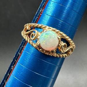 Lot #180 - 14k hold ring with 4c opal (1.9g)