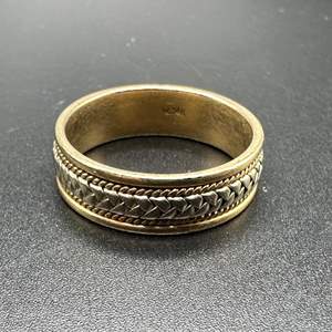 Lot #188 -  14k two-tone gold band (6.8g)