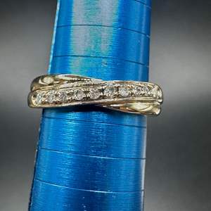 Lot #192 - 14k white gold ring with half carat of total diamonds (1.8g)