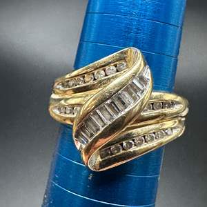 Lot #195 - 14k gold ring with 1.2c total of diamonds (5.6g)