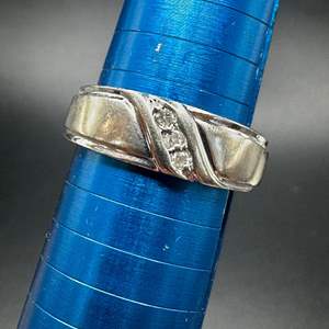 Lot #197 - 10k white gold ring with .09c diamonds (4g)