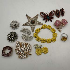 Lot #276  - Assorted vintage jewelry, brooches & brooch pieces 