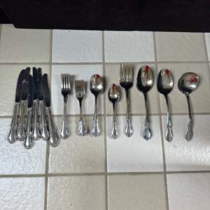 Lot #220 - Oneida Craft deluxe 40-piece stainless silverware set , 6 person 