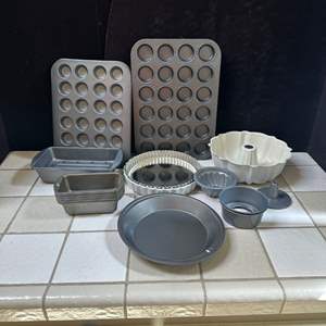 Lot #221 - Baking pans 