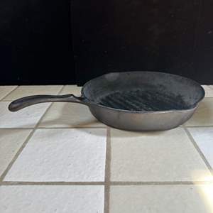 Lot #224 - Wagner‘s 1891 cast-iron griddle skillet 