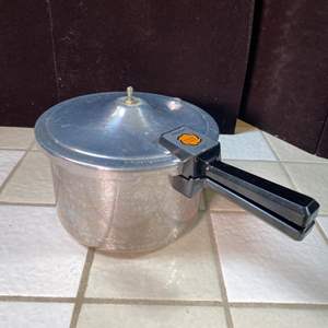 Lot #249 - Presto pressure cooker