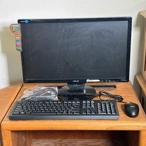 Lot #289 - Monitor, mouse and keyboard