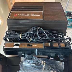 Lot #333 - GAF 1680 Slide projector with screen