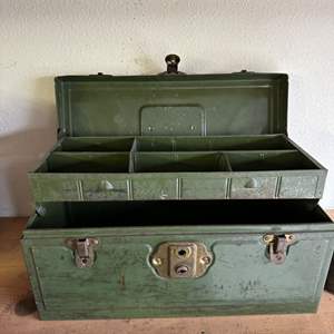 Lot #383 - Vintage box and oil can 