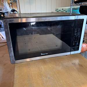 Lot #43  - Magic Chef stainless microwave. Clean/works