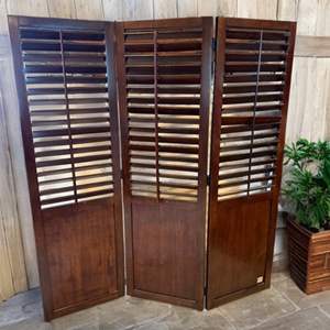 Lot #122  - Pier 1 imports folding accordion room divider with shutters 