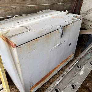 Lot #138  - Vintage General Electric Chest Freezer. Seals are good, clean inside 