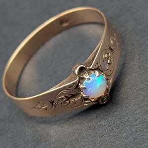 Lot #141 - 14K Gold and Opal Ring (1.47g Total Weight)