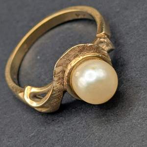 Lot #145 - 14k Gold & Pearl Ring (3.5gtw)