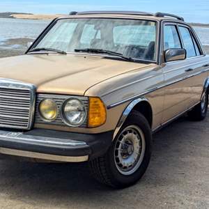 Lot #1 - 1985 Mercedes 300D Turbo Diesel (Runs Well)