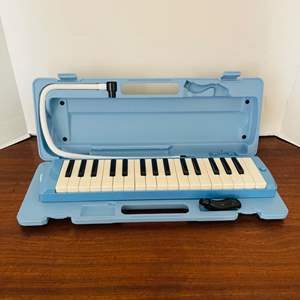 Lot #71- Vintage Yamaha Pianica 32 Blue 