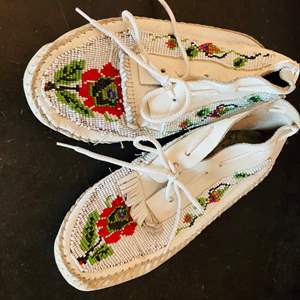 Lot #288- Vintage Native American TAOS Beaded Moccasins Sz7